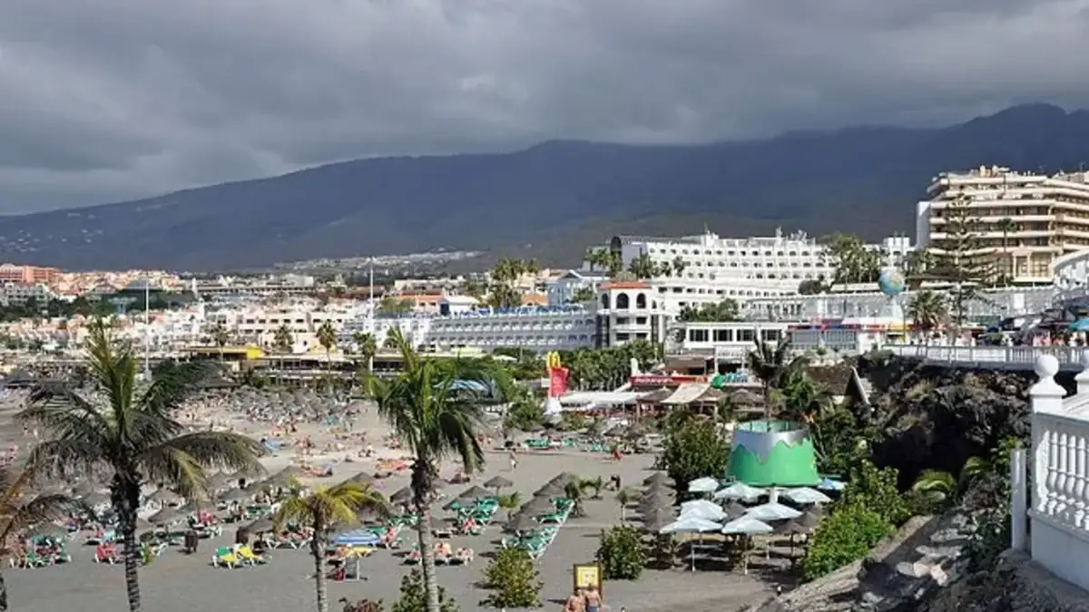 Costa Adeje con playa, hoteles y montañas al fondo