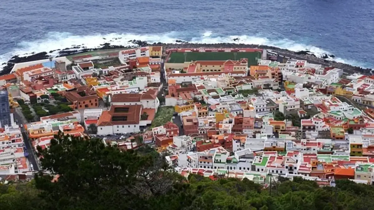 Vista del casco de Garachico junto al mar en Tenerife
