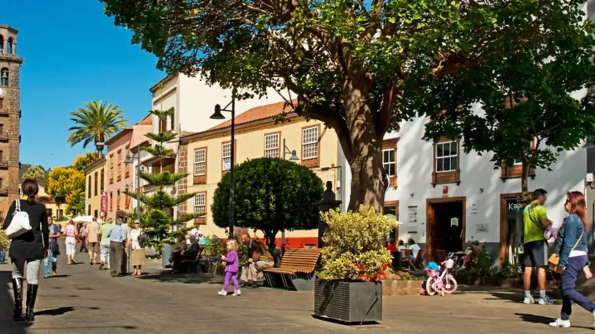 Calle peatonal del casco historico de La Laguna en Tenerife