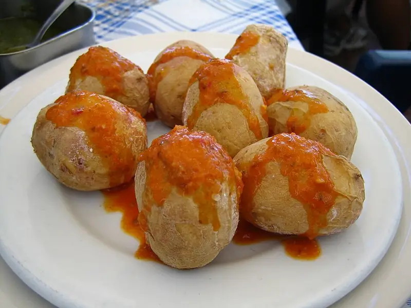 Gastronomía canaria en Tenerife, papas arrugadas con mojo