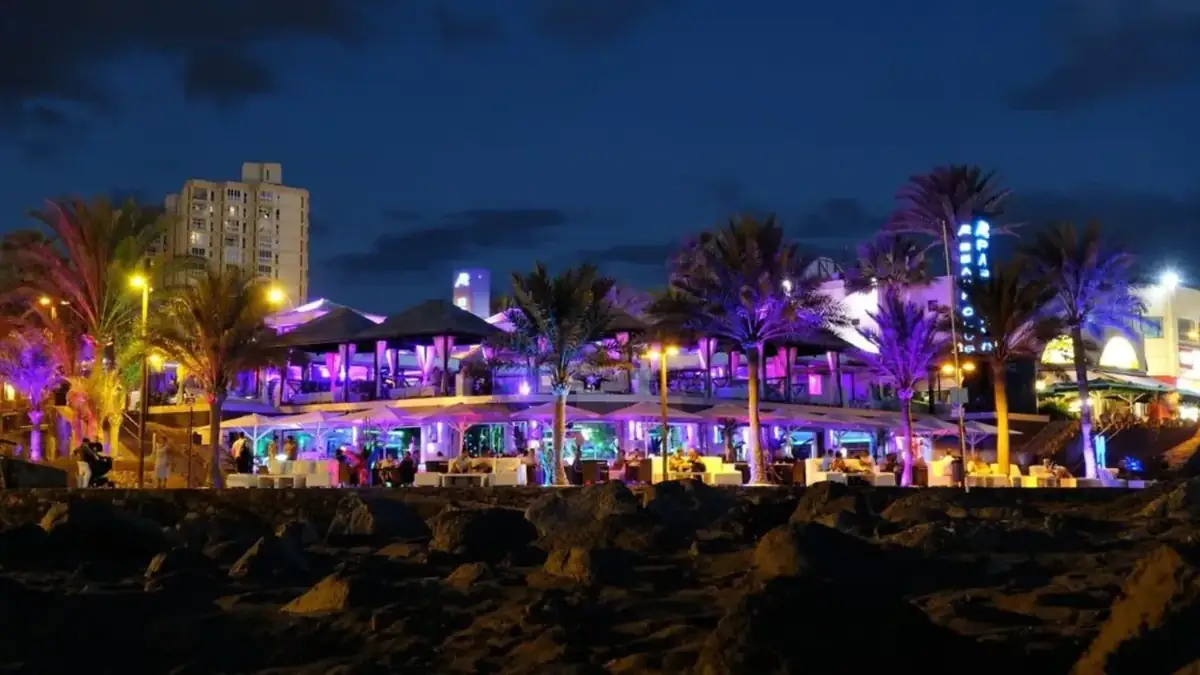 Playa de las Américas de noche en el sur de Tenerife