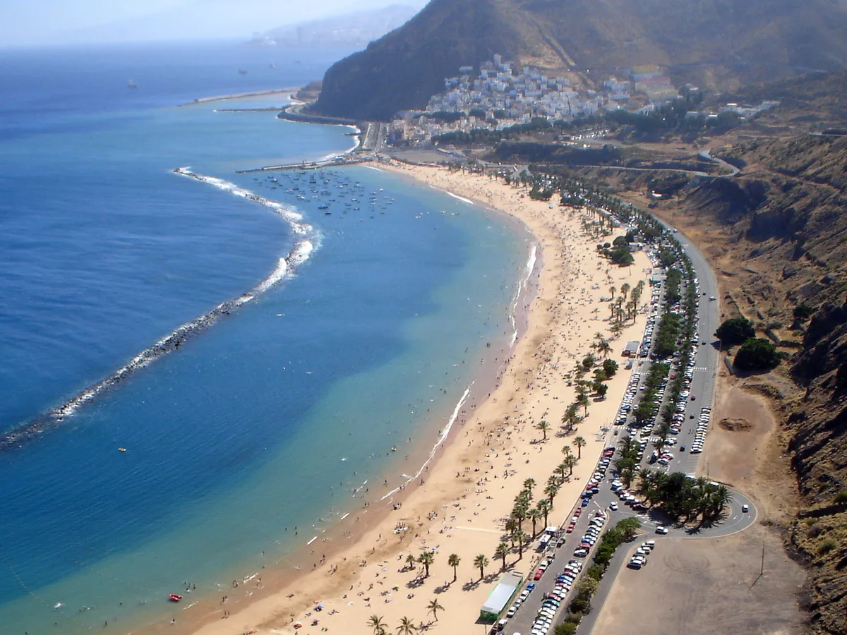 Vista aérea de la Playa de Las Teresitas en Tenerife